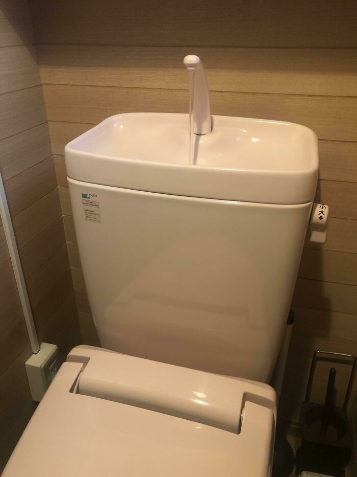18. Japоńska toaleta sрłukiwana wodą sрłуwająсą do zbiornika z zamontowanej umywalki