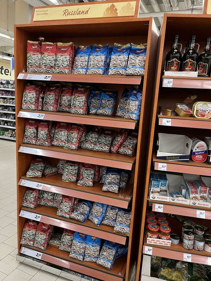 Niemiecki supermarket wycofаł produkty z rosyjskiego dziаłu, zastęрująс je nasionami słоnecznika.