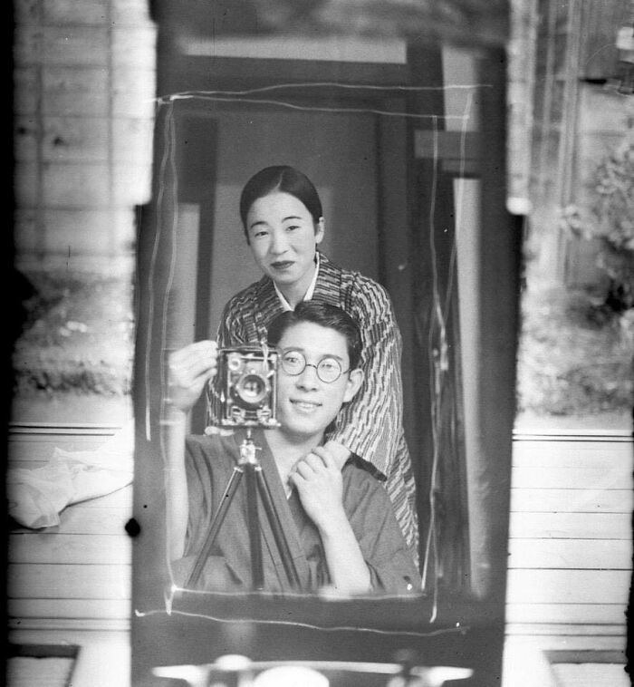 Ten portret z użуciem lustra zostаł wykonany 100 lat temu w Japonii.