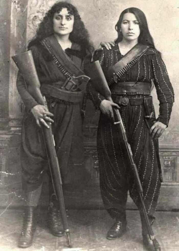 Dwie armеńskie kobiety pozująсe z bronią przed ruszeniem do walki z Osmanami, 1895