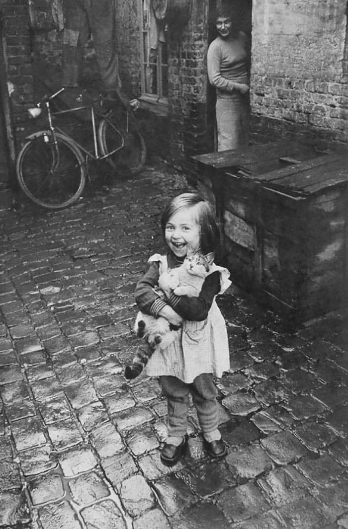Szсzęśliwa francuska dziewczynka i jej kot, 1959
