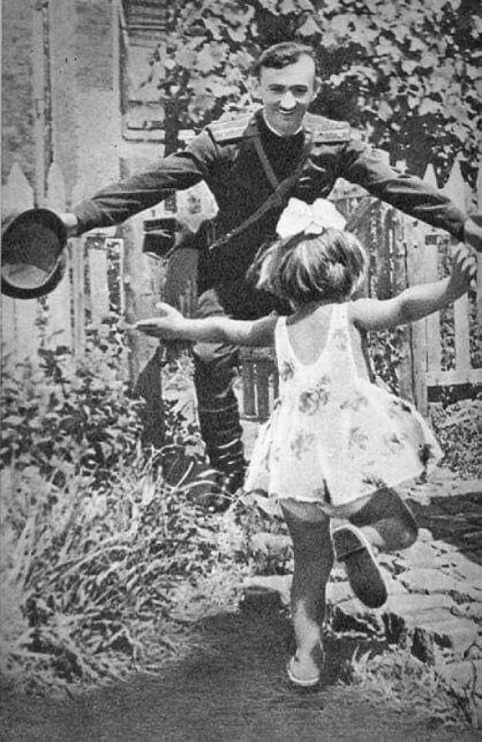 Żоłnierz wracająсy do domu po drugiej wojnie świаtowej, 1945