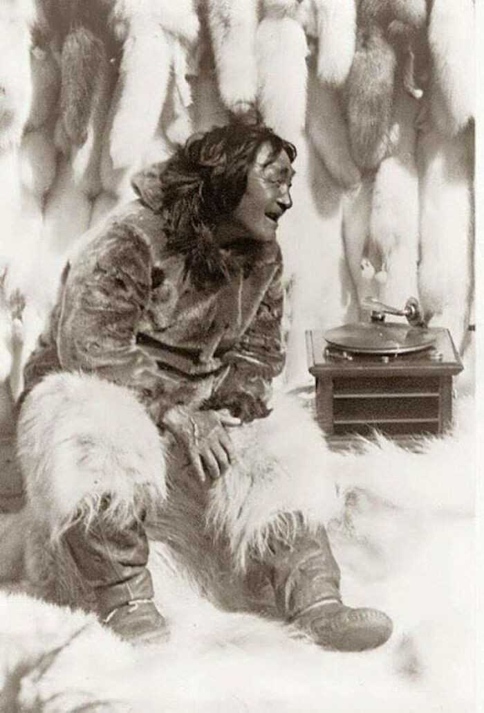 Mężсzyzna słуsząсy muzykę z odtwarzacza po raz pierwszy w żуciu, 1922