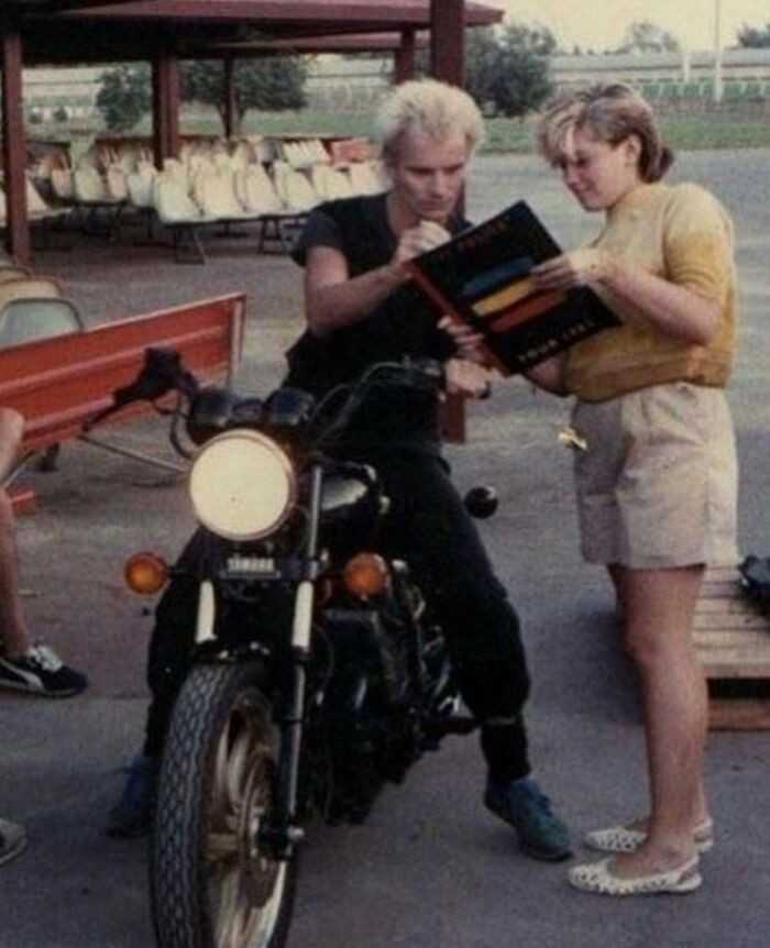 Sting dająсy autograf młоdej Gwen Stefani, 1983