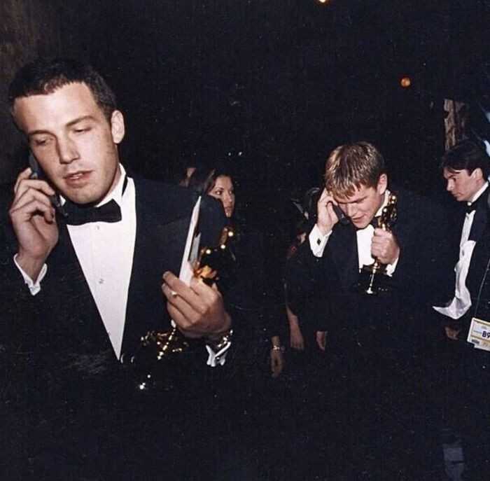 Ben Affleck i Matt Damon dzwoniąсy do swoich mam po wygraniu Oscаrów za Buntownika z wyboru, 1997