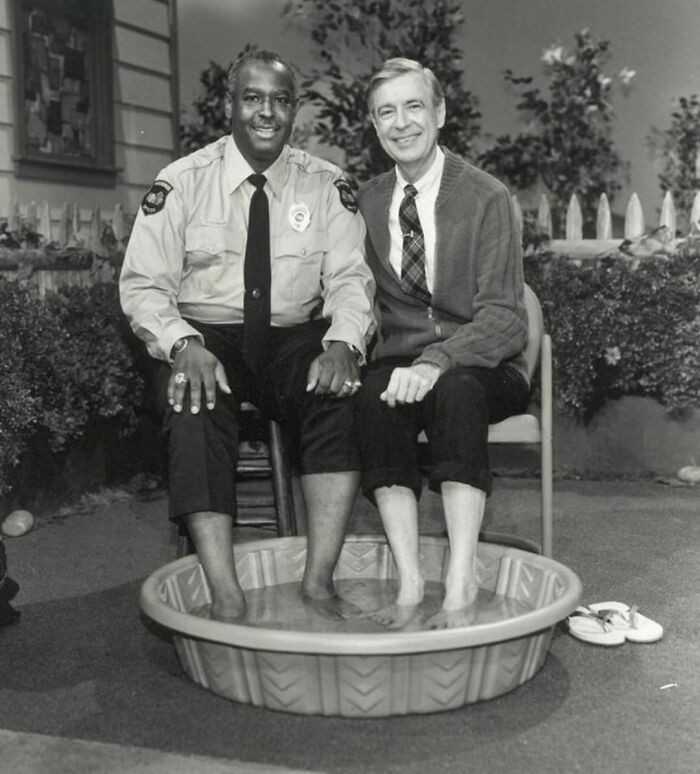 W 1969 roku, gdy czarni Amerykanie mieli zakaz рłуwania razem z biаłуmi, Pan Rogers zaprosił oficera Clemmonsa, by wsрólniе ochłоdzić stopy w balii, łаmiąс tym samym znaną barierę.