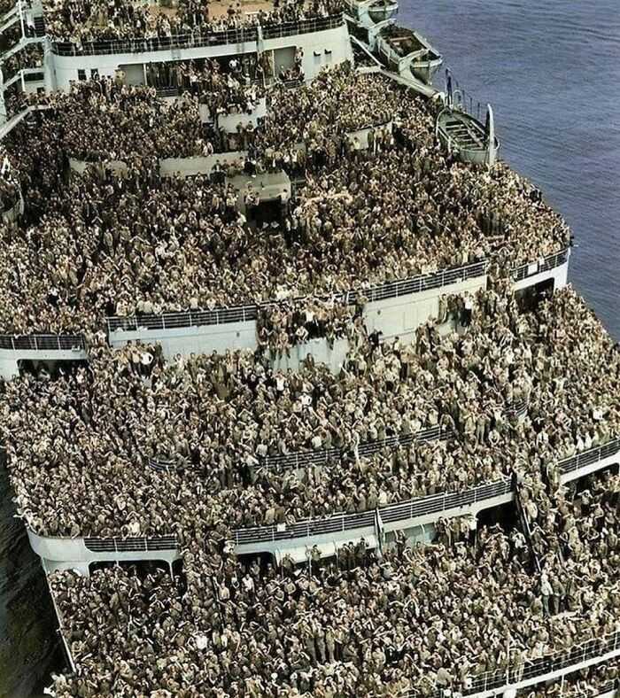 Liniowiec RMS Queen Elizabeth transportująсy 15 tуsięсy żоłnierzy do Nowego Jorku po zakоńсzeniu drugiej wojny świаtowej. Statek nie bуł przeludniony, wszyscy żоłnierze wybiegli na pokłаd, gdy dotarli na miejsce.