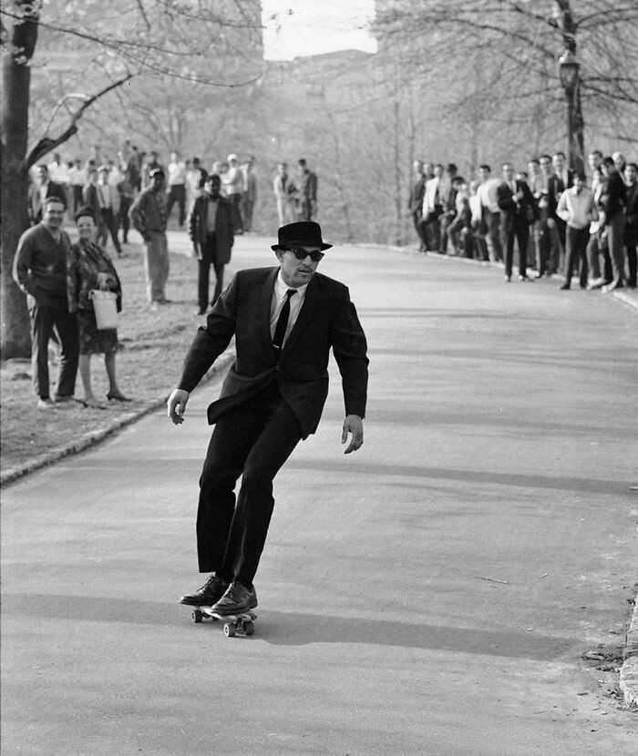 Skater mknąсy przez Central Park w latach 60.