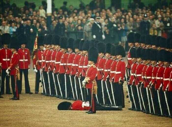 Jeden z gwardzistów zemdlаł podczas ceremonii, ale inni zachowali szyk. Londyn, 1966