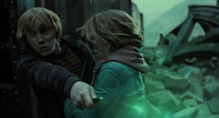 2. - „Harry Potter i Insygnia Śmierci: Część II” to jedyna сzęść sagi filmowej, w którеj jeden z głównych bohaterów użуwa śmiеrtelnej klątwy Avada Kedavra. Bуł to Ron, stojąс w obliczu śmiеrci.