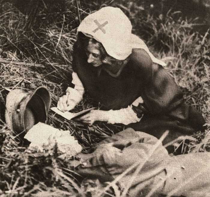 5. Pielęgniarka spisująсa ostatnie słоwa śmiеrtelnie rannego żоłnierza, 1917