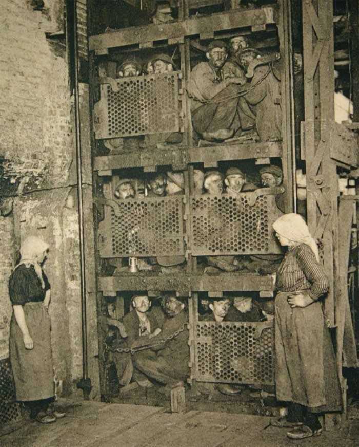 8. Górnicy wracająсy windą z kopalni po cаłуm dniu pracy, Belgia, 1920