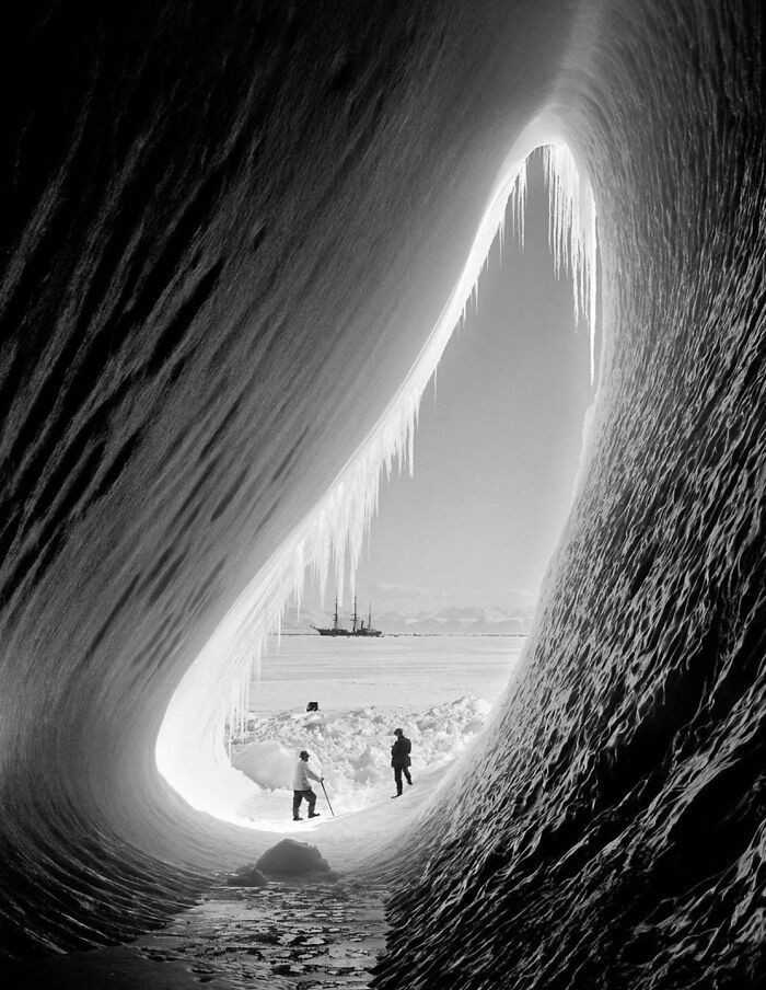 15. Geolog Thomas Griffith Taylor i meteorolog Charles Wright przed wejśсiem do lodowej groty. Ekspedyсja Terra Nova, 1911