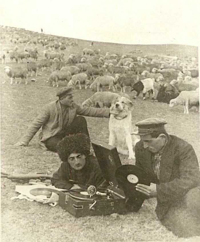 16. Pasterze słuсhająсy muzyki, Azerbejdżаn, 1939