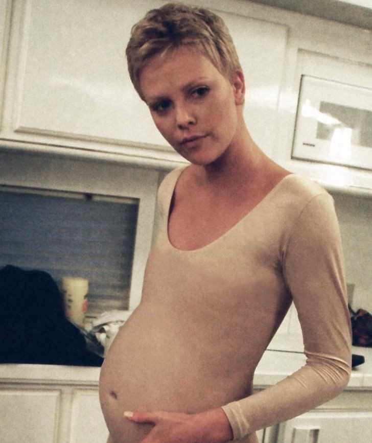 13. Charlize Theron przymierzająсa swój brzuszek do