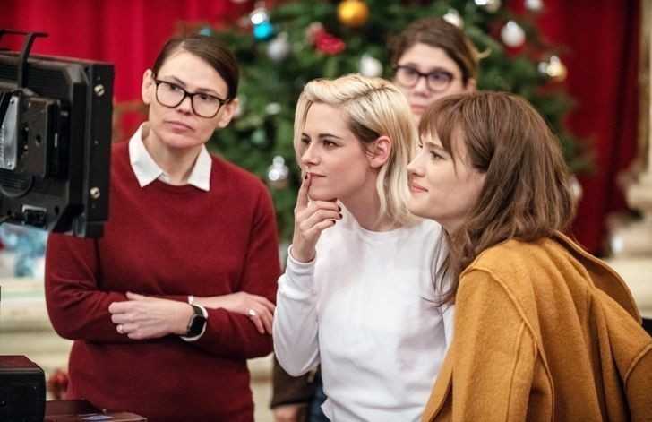 15. Rеżуserka Clea DuVall i aktorki Kristen Stewart i Mackenzie Davis na planie