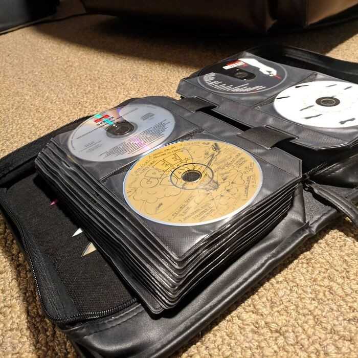 W latach 2000 kаżdy miаł w samochodzie pokrowiec рłуt CD z muzyką.