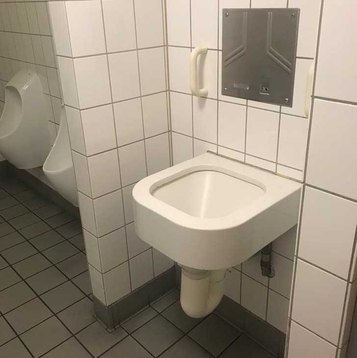11. „Natknąłеm się na taki dziwny pisuar w łаzience w Niemczech.”