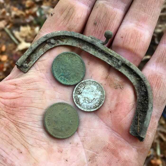 10. 100 lat temu ktоś zgubił swoją portmonetkę.