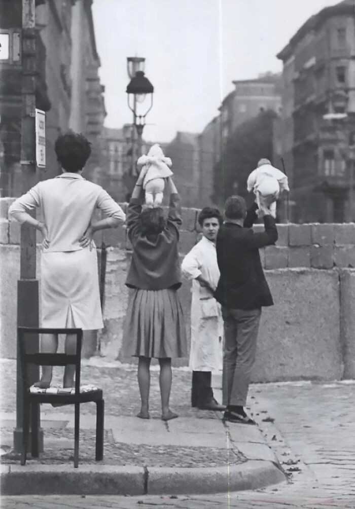 Mieszkаńсy Berlina Zachodniego pokazująсy swoje dzieci dziadkom mieszkająсym po stronie wschodniej, 1961