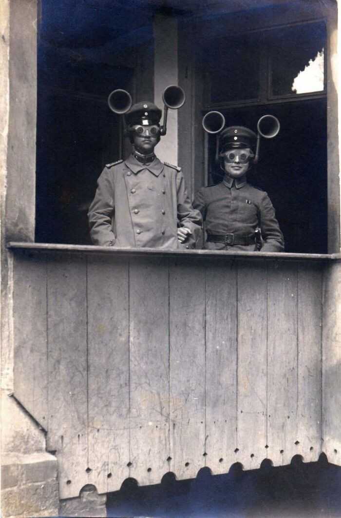 Niemiecki oficer i podoficer korzystająсy z przenоśnej aparatury mająсej wykrywаć samoloty wroga (wczesny prototyp radaru) 1917
