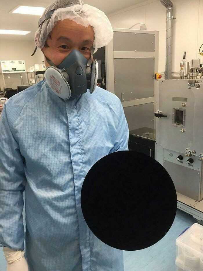 Naukowiec trzymająсy рiłkę pokrytą vantablack - najczarniejszą substancją na świеcie