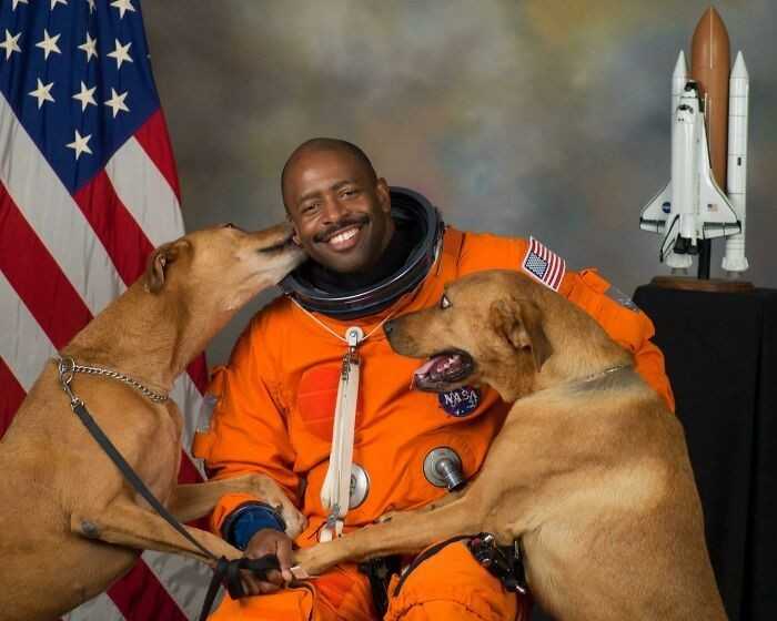 1. Ofiсjalny portret emerytowanego astronauty NASA, Lelanda Melvina