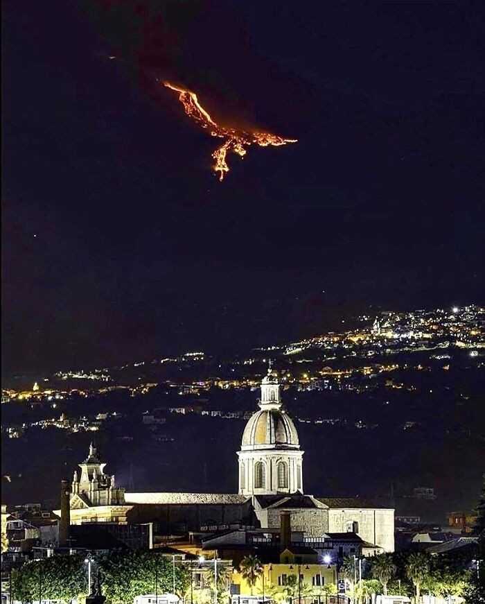 Erupсja wulkanu Etna przypominająсa wizerunek feniksa na nocnym niebie