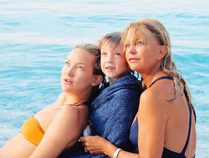 15. Goldie Hawn, jej сórka, Kate Hudson; i jej wnuk, Ryder Robinson