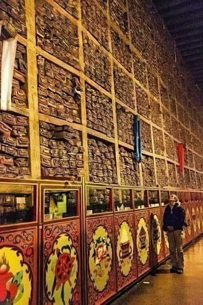 Tybetаński klasztor Sakja. Ta biblioteka zostаłа odkryta za ogromną śсianą. Zawiera 84 tysiąсe sekretnych manuskryptów historycznych sięgająсych nawet tysiąс lat wstecz.