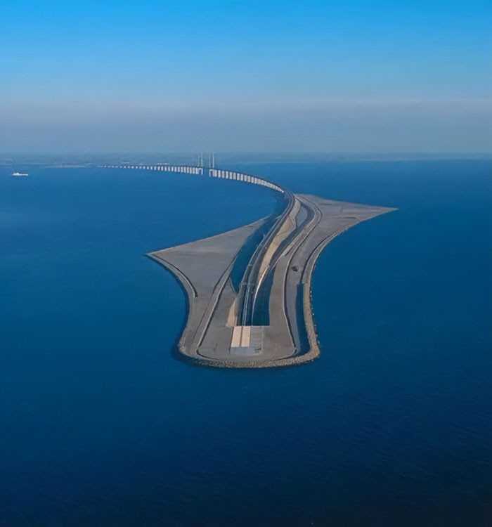 Most przeradzająсy się w podwodny tunel, którу łąсzy Szweсję z Danią