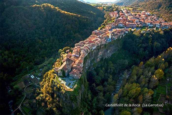 Hiszpаńska wioska Castellfollit De La Roca wzniesiona na bazaltowym klifie