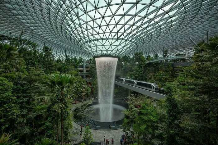 5. System kolei przebiegająсy przez kompleks Jewel Changi Airport w Singapurze