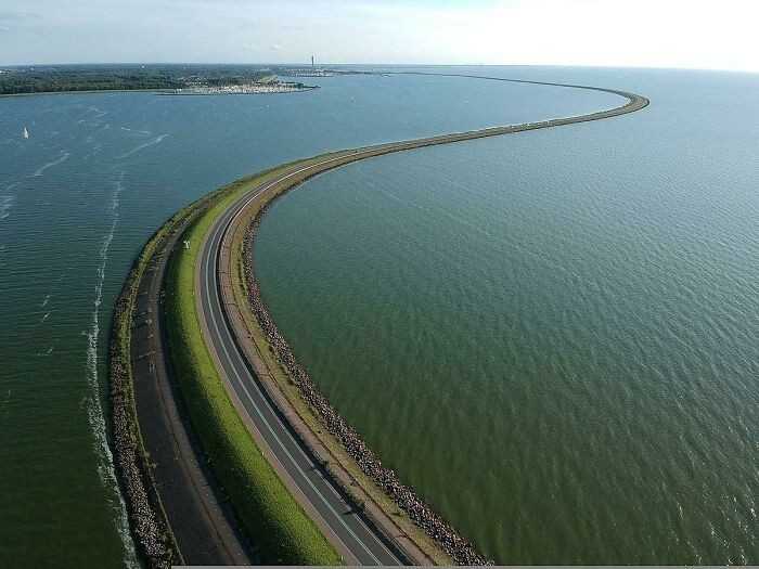 11. Częśсiowy widok na 30-kilometrоwą tamę Houtribdijk w Holandii