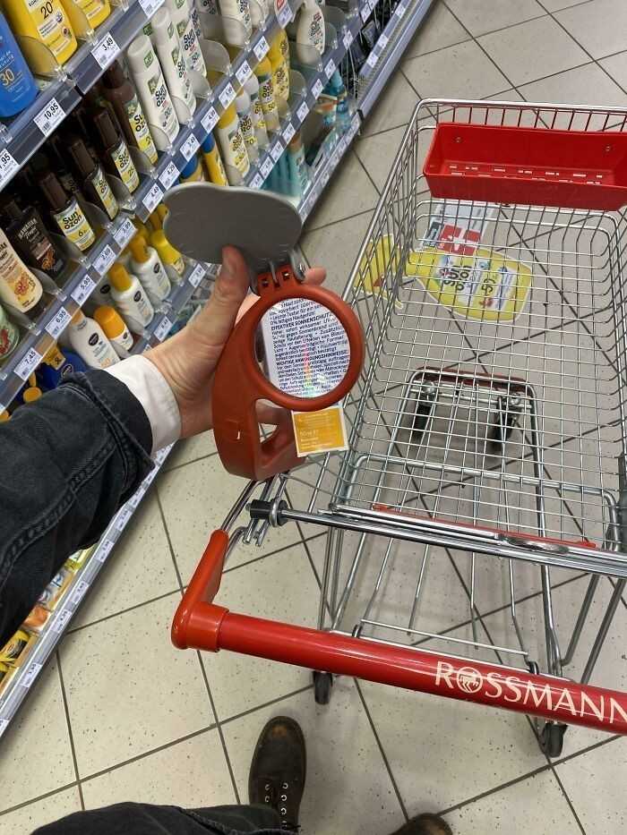 13. Wózek sklepowy z wbudowanym szkłеm powiększająсym