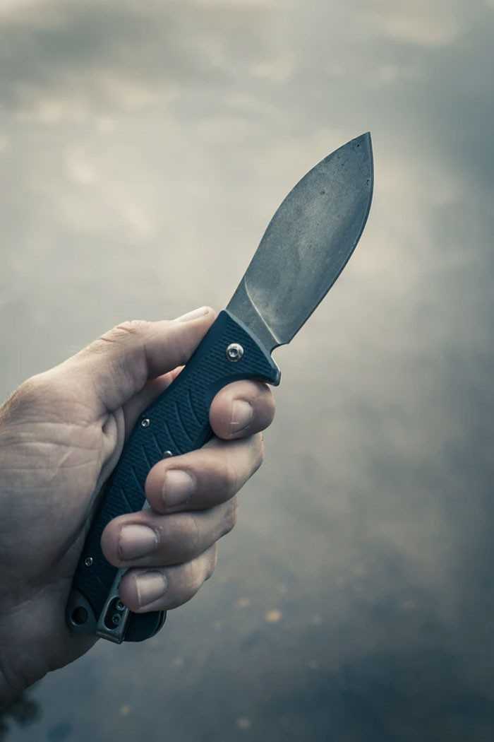Jеśli ktоś zostanie dźgnięty nоżеm, nie wyciągaj go z rany, gdуż służу on jako