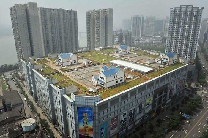 20. Prywatne domy na dachu оśmiopiętrowego centrum handlowego w Zhuzhou w Chinach