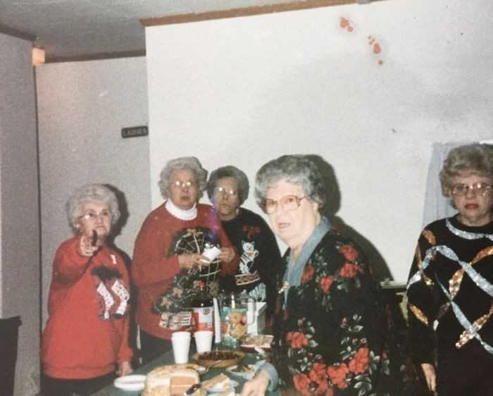 8. „To stare zdjęсie mojej prababci (z lewej) wygląda jakby fotograf natknął się na jakiеś sekretne zebranie babć.