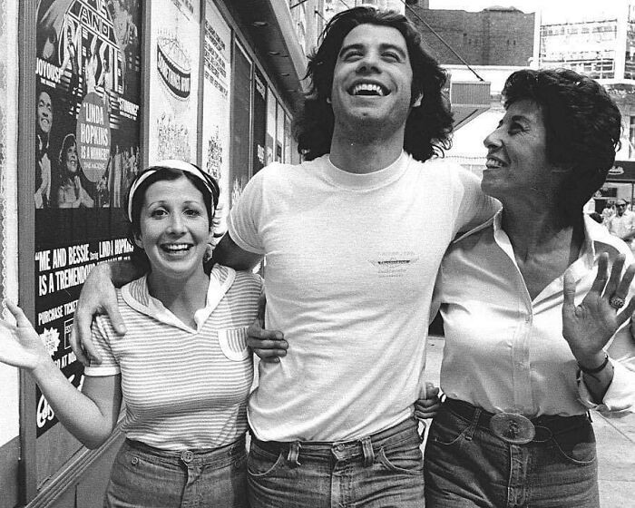 John Travolta i jego siostry, Ellen i Ann, podczas teatralnej produkcji 