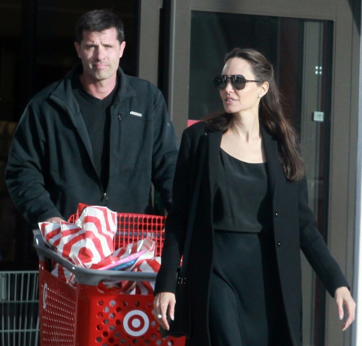 Ochroniarz Angeliny Jolie pomógł jej w zakupach.