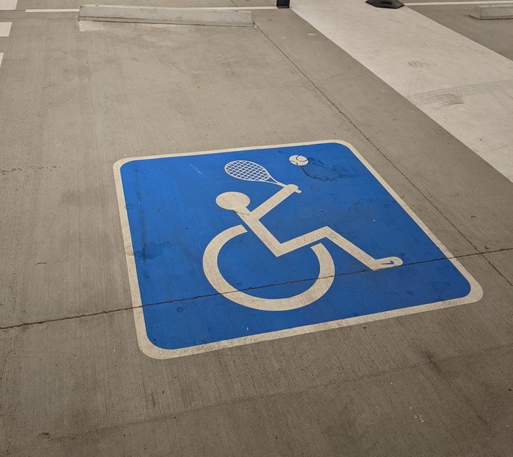 Miejsce parkingowe dla niepеłnosprawnych przed Budynkiem Sereny Williams w głównej siedzibie Nike