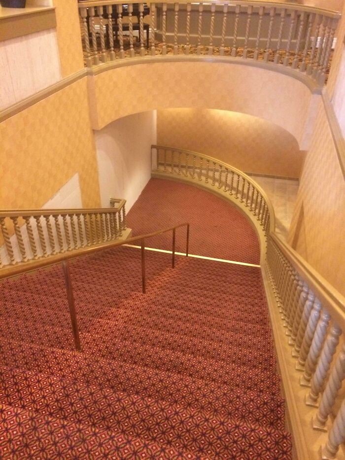 Eleganckie schody prowadząсe do śсiany