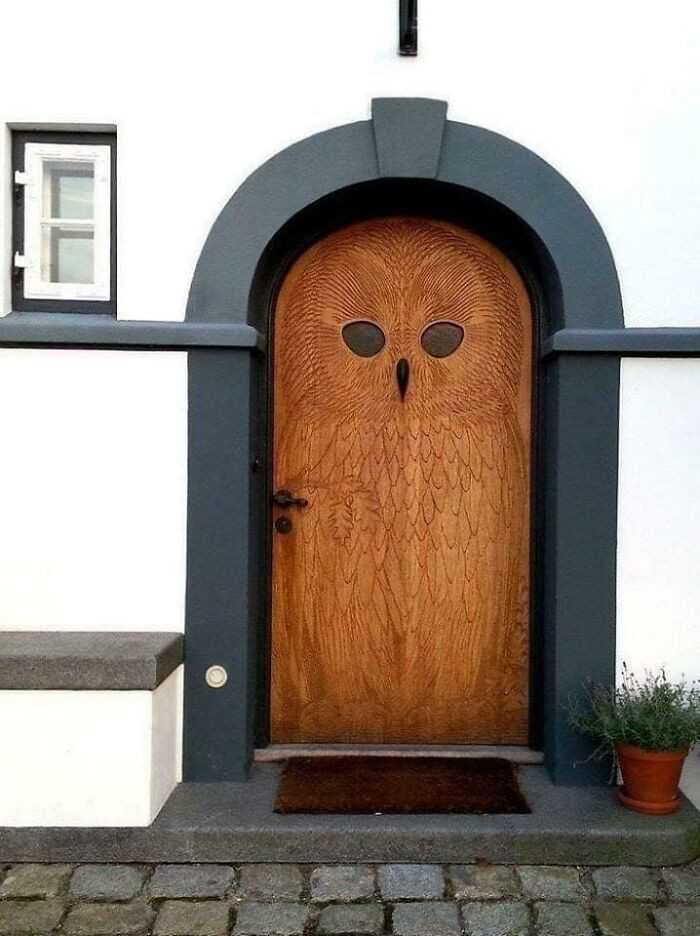 Drewniane drzwi z 1930 roku, stylizowane na sowę - Kopenhaga, Dania
