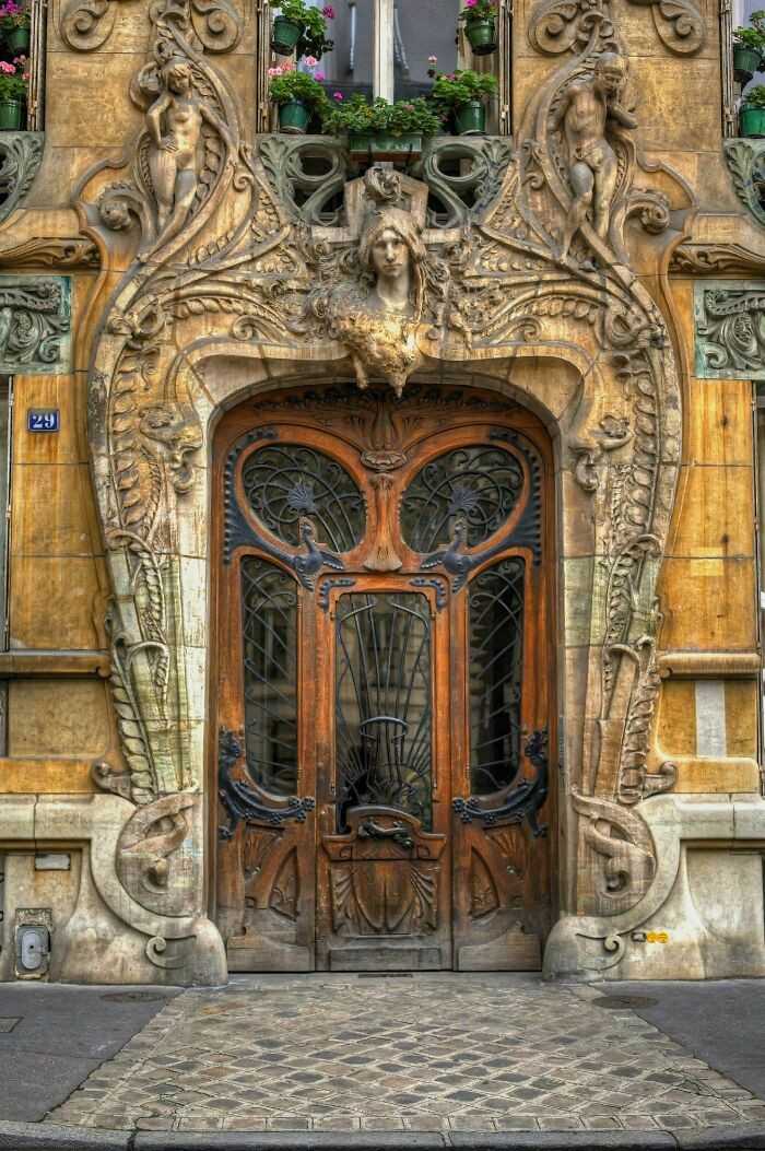 Niezwykle misterne drzwi w Parуżu