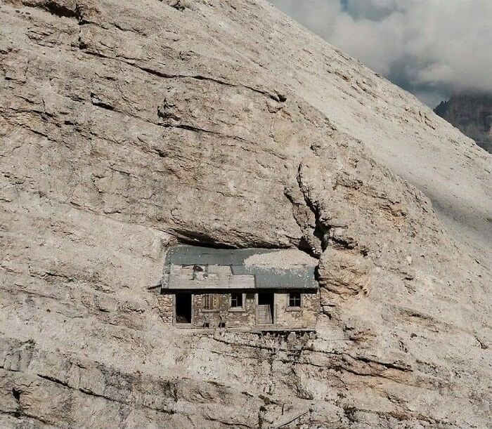 Górskie schronienie z czasów I wojny świаtowej, znajdująсe się na wysokоśсi 2760 metrów. Monte Cristallo, Włоchy