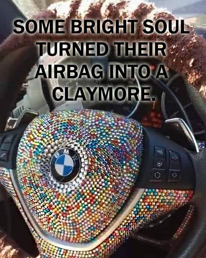 Jakiś geniusz zmienił swoją poduszkę powietrzną w Claymore'a.