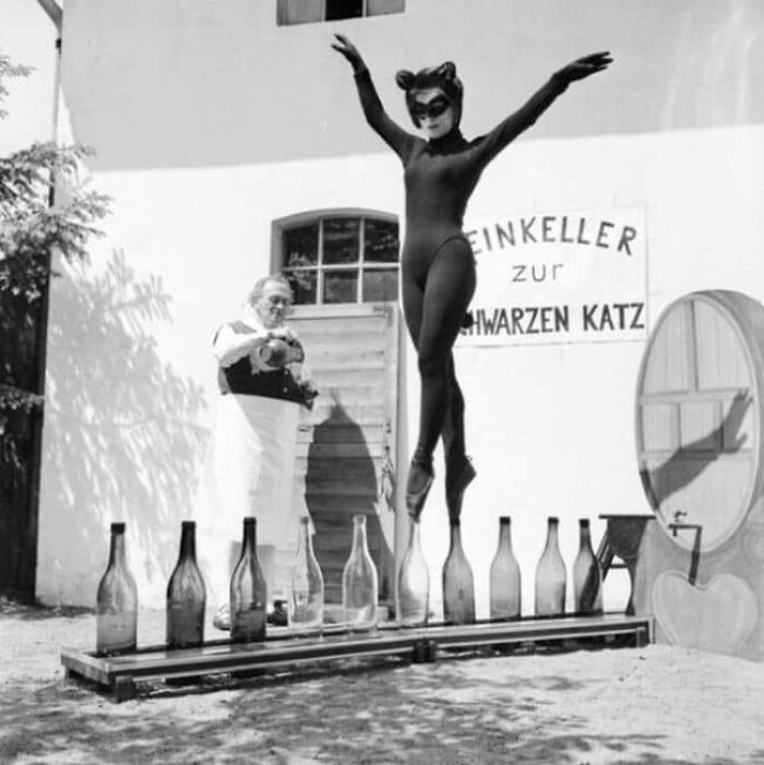 17-letnia Bianca Passarge z Hamburga tаńсząсa na butelkach po winie w kostiumie kota, 1958