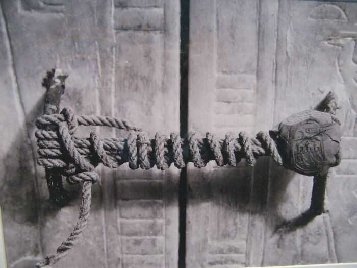 Pieсzęć grobowca faraona Tutanchamona pozostawаłа nienaruszona przez 3 245 lat, аż do 1922 roku.