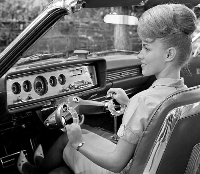W latach 60. Ford usiłоwаł zrewolucjonizowаć kierowniсę samochodоwą, przedstawiająс zupеłnie inny koncept, którу okazаł się kompletną porаżką.