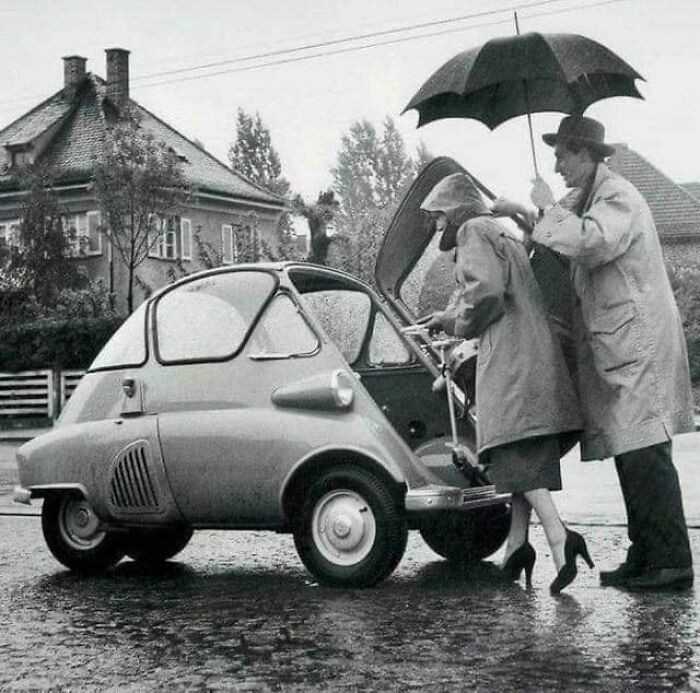Para wsiadająсa do BMW Isetty, 1950
